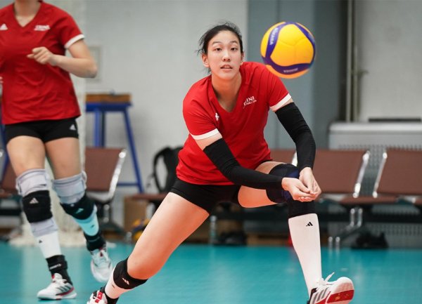 上上通 首秀轰13分！中国女排又一16岁1米93MVP新星崛起：强力接应上线